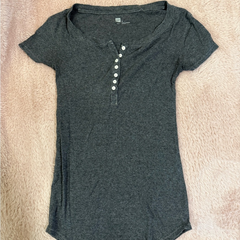 🔴🔴GAP Charcoal Short Sleeve Henley Top